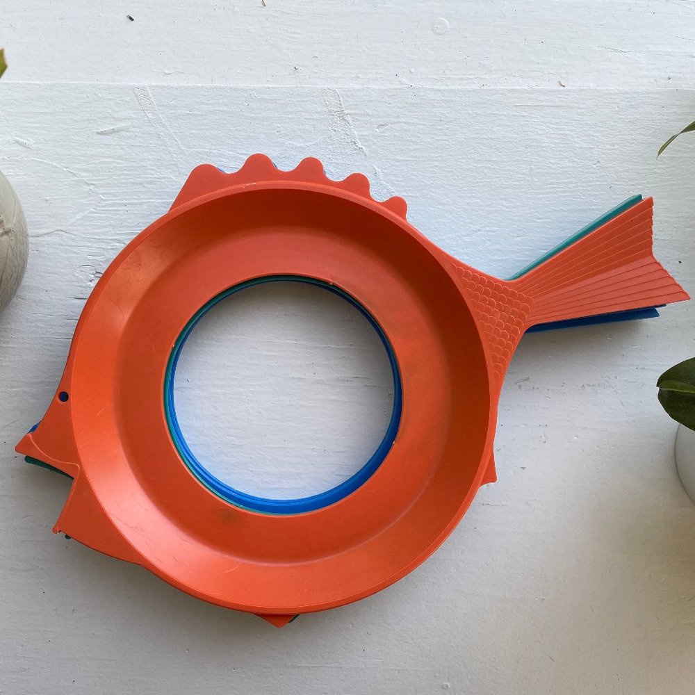 Set of 5 Plate Mate Plastic Fish Shaped Paper Plate Holders Mid Century Kitsch